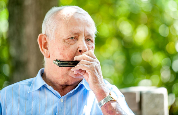 Mann mit Mundharmonika