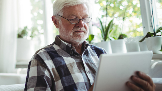 Mann zu Hause mit Tablet