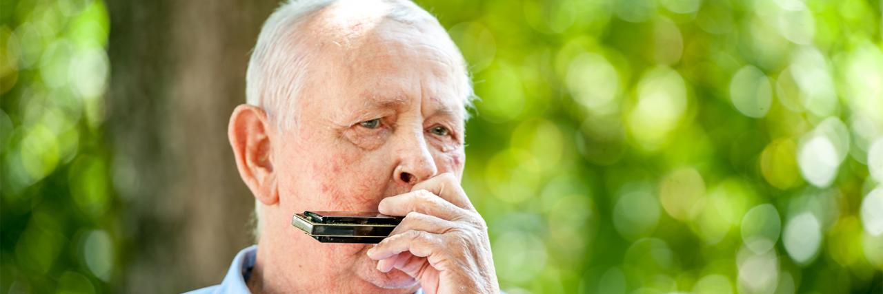 Mann mit Mundharmonika