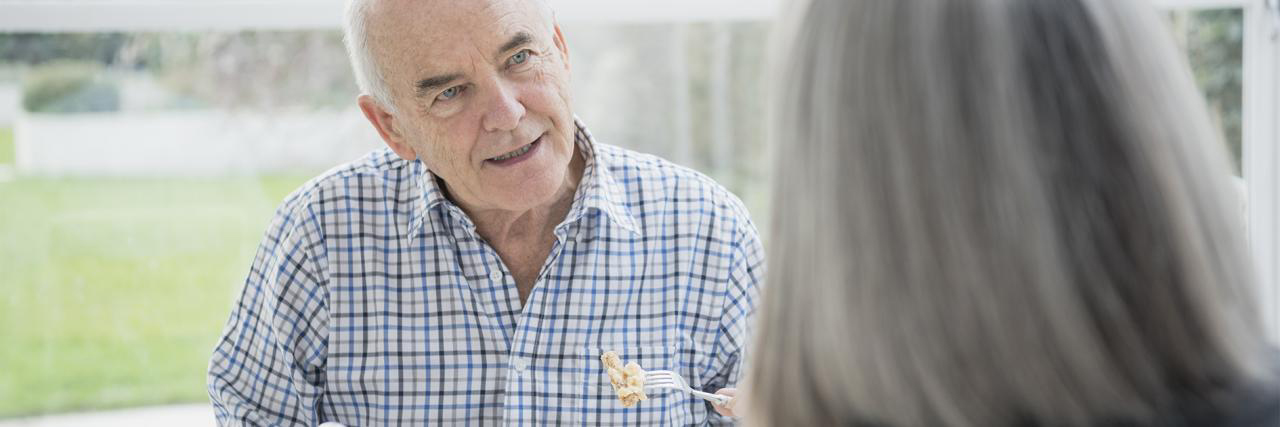 Paar beim Essen im Gespräch