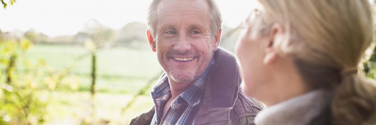 Paar glücklich in der Natur