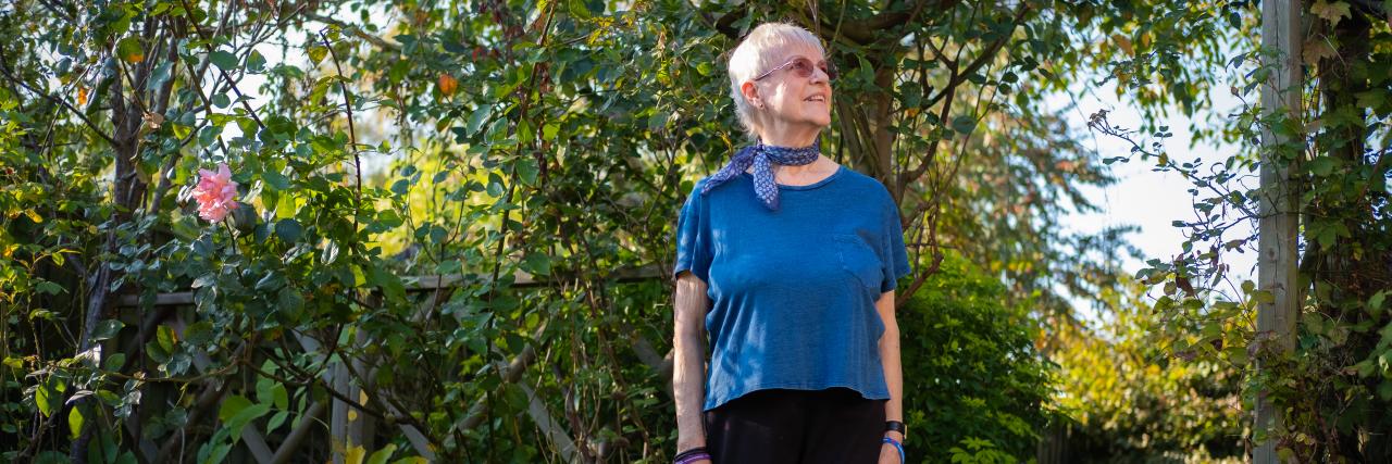 Ältere Dame in der Natur