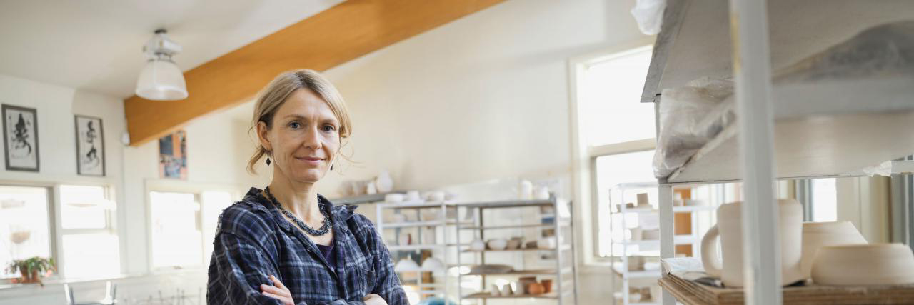 Patientin, die töpfert