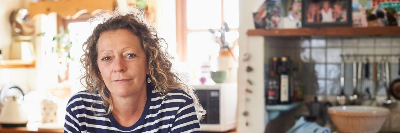 Frau in ihrer Küche