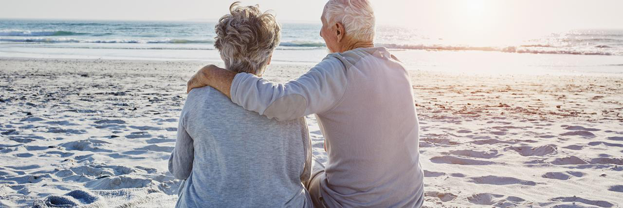 Älteres Paar am Strand