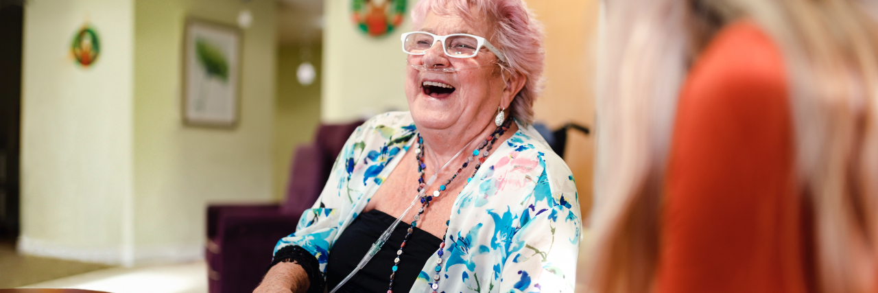 Zufriedene Patientin während der Sauerstofftherapie