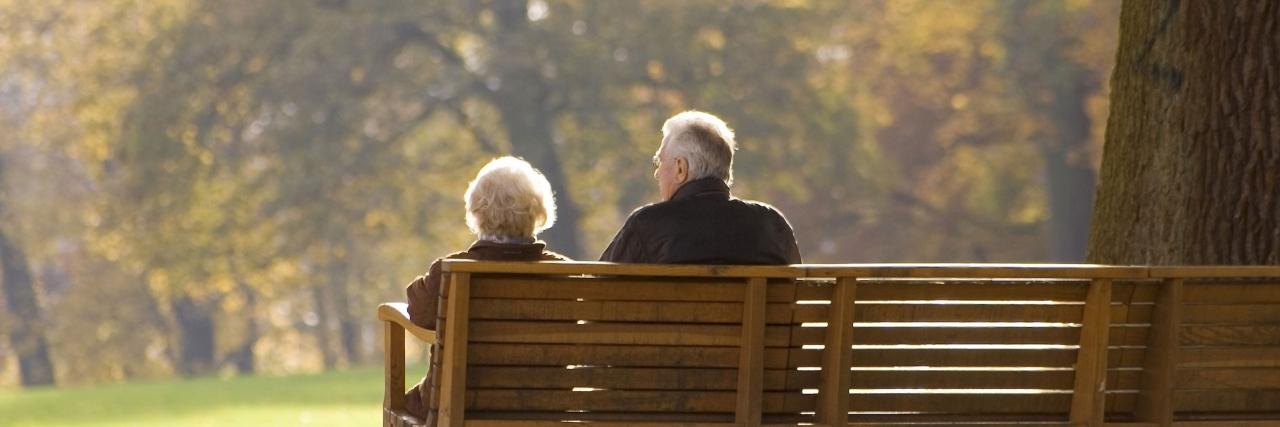 Senioren-Paar auf Bank
