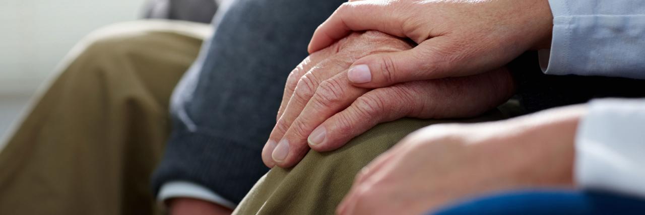 Hände, die sich halten