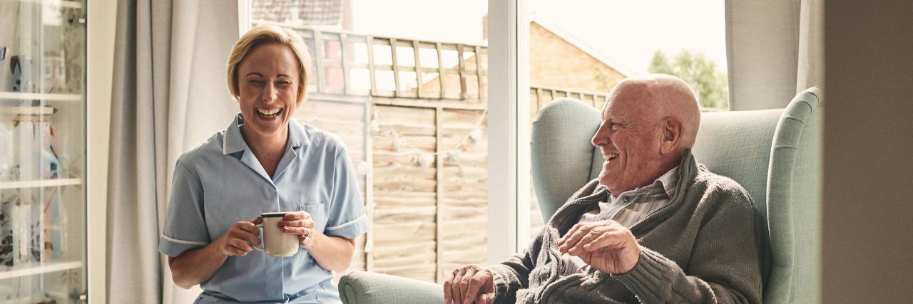 Entspannter Patient mit Pflegeperson